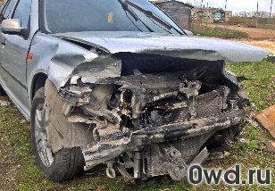 Битый автомобиль Volkswagen Golf